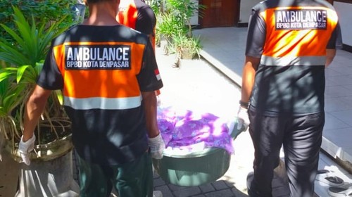 Proses evakuasi bayi perempuan yang ditemukan di kawasan Jalan Tirta Ening II, Sanur Kauh, Denpasar Selatan, Sabtu (2/5/2026).