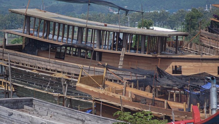 Pekerja menyelesaikan pembuatan kapal di industri galangan kapal, Batang, Jawa Tengah, Sabtu (2/5/2026). Kementerian Kelautan dan Perikanan (KKP) menargetkan penyelesaian 50 unit kapal perikanan modern pada 2026 sebagai tahap awal program modernisasi armada penangkapan ikan nasional. ANTARA FOTO/Harviyan Perdana Putra/tom.
