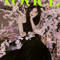 Han So Hee kembali mencuri perhatian lewat pemotretan eksklusif bersama Dior dan Vogue Korea. Sang aktris menampilkan visual classy dan aesthetic bak bintang film klasik. Foto: dok. Vogue Korea
