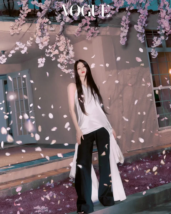 Setiap hasil pemotretan memancarkan pesona yang berbeda. Auranya terpancar tatkala memakai atasan backless berbahan satin dengan detail pita di kedua sisinya. Foto: dok. Vogue Korea