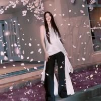 Setiap hasil pemotretan memancarkan pesona yang berbeda. Auranya terpancar tatkala memakai atasan backless berbahan satin dengan detail pita di kedua sisinya. Foto: dok. Vogue Korea