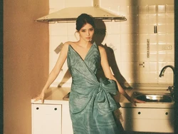 Pesona Han So Hee Bergaun Dior, Visual Aesthetic Bak Bintang Film Klasik