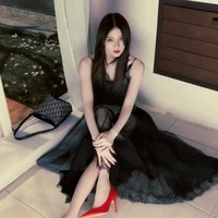 Ada pula gaya Han So Hee memakai gaun kasmir dengan detail renda dan tulle, yang serasi dengan koleksi tas Dior Medallion. Sentuhan merah dari sepatu hak tingginya, menyempurnakan keseluruhan penampilan. Foto: dok. Vogue Korea