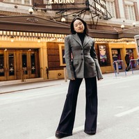 Helen tak luput jadi sasaran kritik. Banyak yang menyayangkan kenapa dirinya mau menerima peran yang ‘mencemooh’ rasnya sendiri. “Bagaimana bisa kamu menerima nama karakter yang rasis itu?! Kamu pantas mendapatkan yang lebih baik,” tulis salah satu pengguna Instagram di kolom komentar unggahan foto Helen. Foto: Instagram/@helenjshen