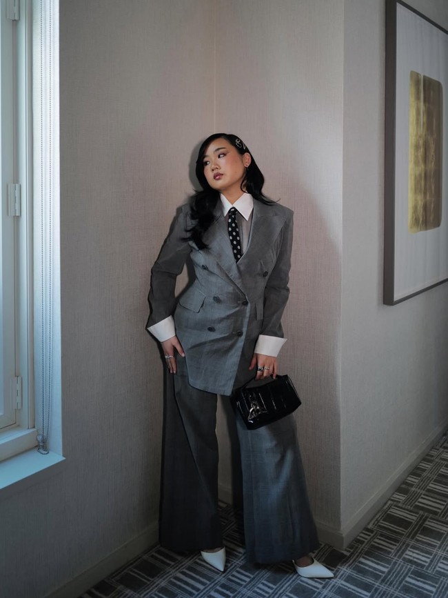 Helen merupakan salah satu bintang muda yang sedang naik daun. Selain aktris, dia juga dikenal sebagai penyanyi dan komposer. Wanita berdarah China ini debut akting lewat teater ‘Man of God’ pada 2022. Foto: Instagram/@helenjshen