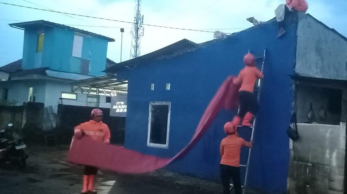 Hujan deras disertai angin kencang melanda kawasan Desa Bojong Kulur, Kecamatan Gunung Putri, Bogor, Jawa Barat, Jumat (1/5) kemarin. (dok. ist)