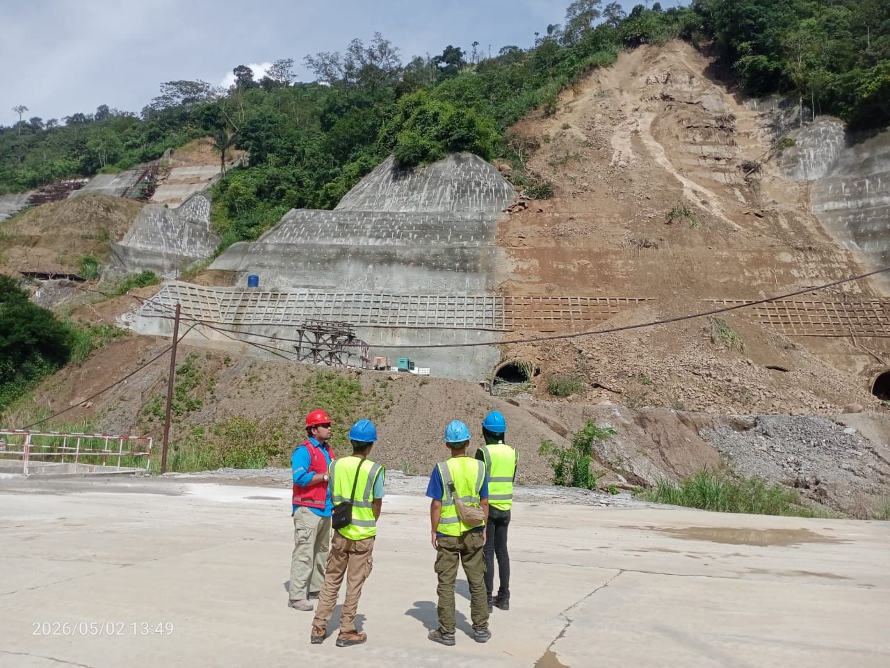 Intensitas hujan yang tinggi diduga telah memicu terjadinya longsor pada salah satu sisi tebing rencana outlet Pembangkit Listrik Tenaga Air (PLTA) Upper Cisokan di Kampung Cimarel, Desa Sukaresmi, Kecamatan Rongga, Kabupaten Bandung Barat (KBB). (Dok. PT PLN Persero)