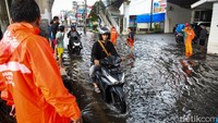 Sejumlah kendaraan nekat menerobos banjir yang merendam Jalan Ciledug Raya, Kebayoran, Jakarta, Sabtu (2/5/2026).