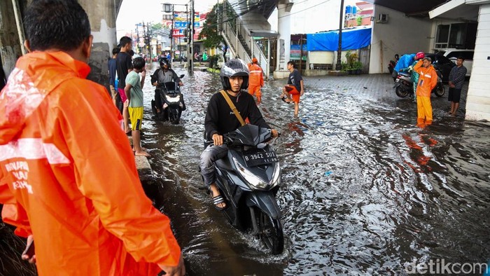 Sejumlah kendaraan nekat menerobos banjir yang merendam Jalan Ciledug Raya, Kebayoran, Jakarta, Sabtu (2/5/2026).