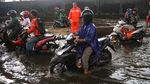 Jalan Ciledug Raya Banjir, Bikin Macet