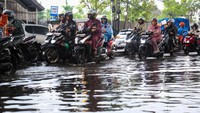 Banjir terjadi setelah hujan deras mengguyur kawasan tersebut sejak siang hari.