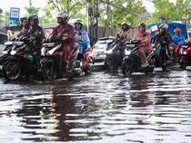 Jalan Ciledug Raya Banjir, Bikin Macet