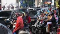 Meski demikian, sejumlah pengendara tetap memaksakan diri melintas di tengah genangan, beberapa diantaranya mogok.