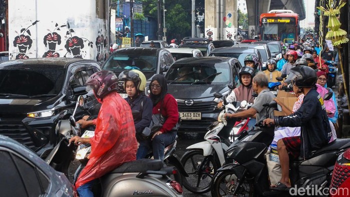 Jalan Ciledug Raya Banjir, Bikin Macet