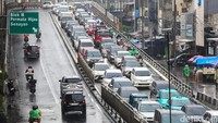 Kondisi ini memicu kemacetan panjang hingga flyover Cipulir menuju Ciledug.