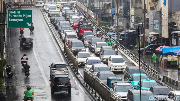 Sejumlah kendaraan nekat menerobos banjir yang merendam Jalan Ciledug Raya, Kebayoran, Jakarta, Sabtu (2/5/2026).