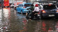 Ketinggian air mencapai sekitar 40 sentimeter dan mulai merendam jalan sejak pukul 14.00 WIB.