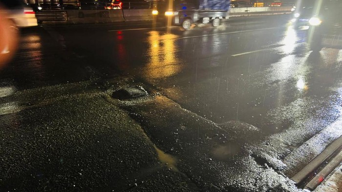 Jasa Marga merespons cepat insiden pecah ban yang dialami sejumlah kendaraan di Tol Jagorawi arah Bogor, Jawa Barat, Kamis (30/4) malam. Peristiwa ini dipicu kerusakan pada ruas jalan tol.