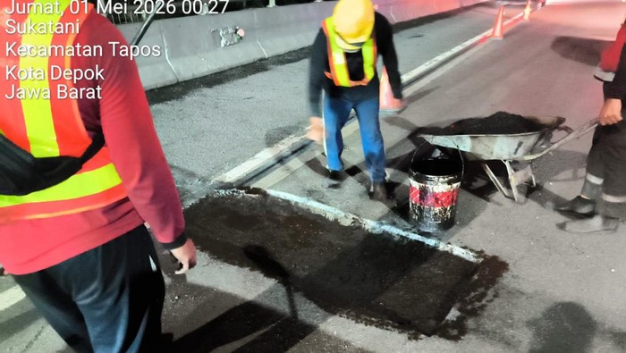 Jasa Marga merespons cepat insiden pecah ban yang dialami sejumlah kendaraan di Tol Jagorawi arah Bogor, Jawa Barat, Kamis (30/4) malam. Peristiwa ini dipicu kerusakan pada ruas jalan tol.
