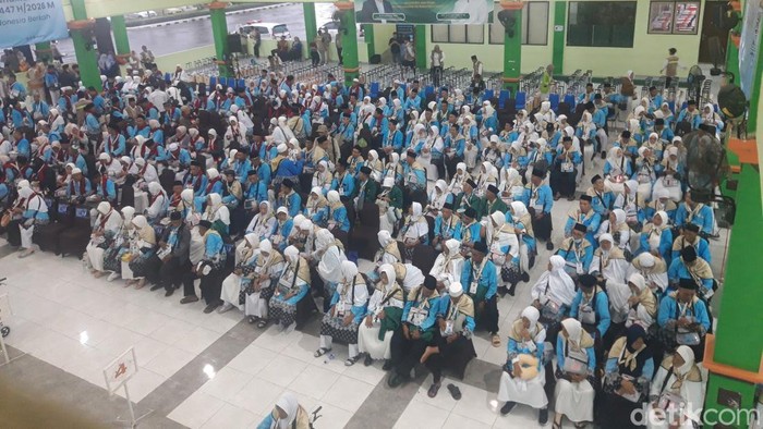 Jemaah calon haji di Embarkasi Solo.