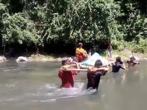 Video: Perjuangan Warga di Polman Tandu Jenazah 10 Km Terjang Sungai dan Hutan
