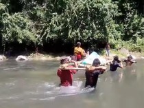 Video: Perjuangan Warga di Polman Tandu Jenazah 10 Km Terjang Sungai dan Hutan
