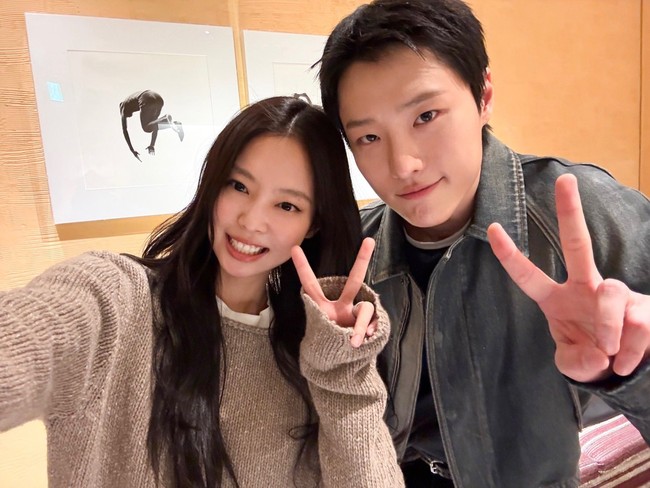 Untuk pertama kalinya, Jennie BLACKPINK dan WOODZ muncul bersama dalam satu frame. Keduanya terungkap menjalin persahabatan, saling mendukung satu sama lain di belakang kamera. Foto: Instagram