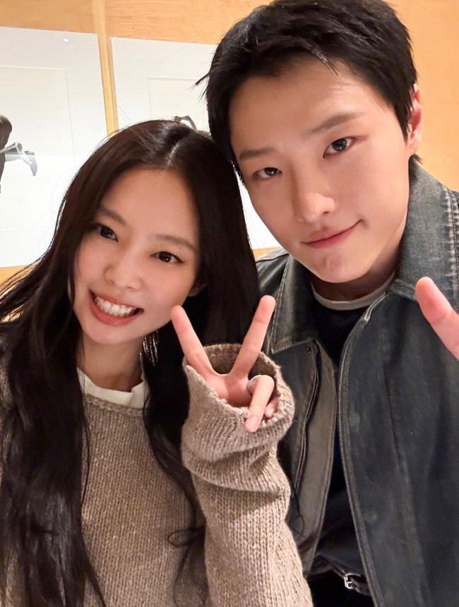 7 Potret Kedekatan Jennie BLACKPINK dan WOODZ, Bestie yang Pernah Satu SD