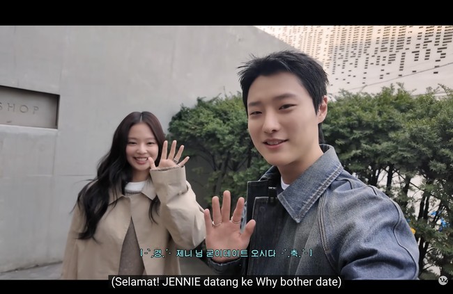 Baru-baru ini, Jennie BLACKPINK muncul dalam konten vlog “Why Bother Date” yang dibagikan WOODZ. Pelantun hits Drowning itu menemani Jennie menyempatkan waktu shopping, di sela-sela kesibukannya. Foto: Instagram