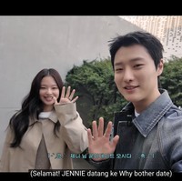 Baru-baru ini, Jennie BLACKPINK muncul dalam konten vlog “Why Bother Date” yang dibagikan WOODZ. Pelantun hits Drowning itu menemani Jennie menyempatkan waktu shopping, di sela-sela kesibukannya. Foto: Instagram