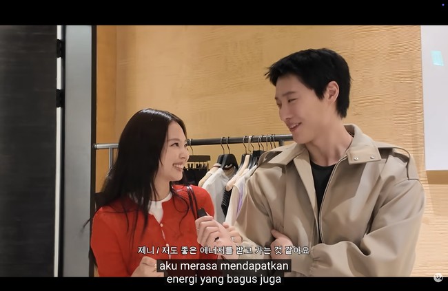 Jennie BLACKPINK dan WOODZ kemudian bertemu lagi di festival SMA mereka dan menjalani masa trainee di YG Entertainment. Tak jarang, keduanya berpapasan di gedung agensi tersebut. Foto: Instagram