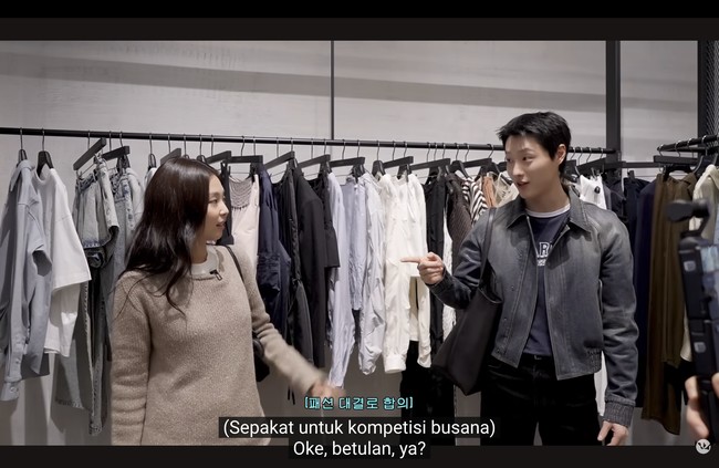 Dalam vlog tersebut, Jennie BLACKPINK mengajak WOODZ membuat challenge, saling memilihkan baju sesuai preferensi busana masing-masing. WOODZ mengaku kalah dari Jennie, yang diakui sebagai fashion icon dunia, dan membelikan cardigan merah dan kaos putih pilihannya. Foto: Instagram
