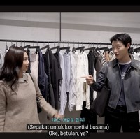 Dalam vlog tersebut, Jennie BLACKPINK mengajak WOODZ membuat challenge, saling memilihkan baju sesuai preferensi busana masing-masing. WOODZ mengaku kalah dari Jennie, yang diakui sebagai fashion icon dunia, dan membelikan cardigan merah dan kaos putih pilihannya. Foto: Instagram