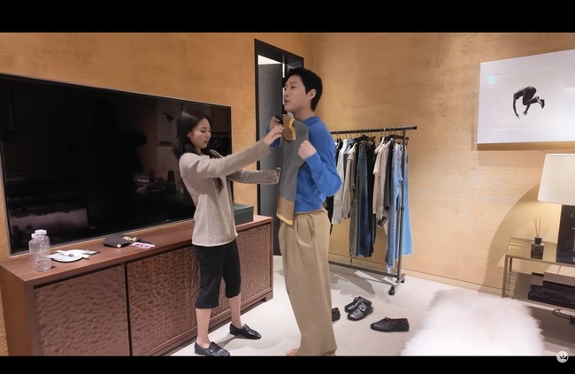 Penggemar menyorot kembali interaksi Jennie BLACKPINK dan WOODZ di belakang kamera. Tak hanya menonton konser satu sama lain, WOODZ pernah mempromosikan lagu SOLO. Jennie juga mengirimkan sejumlah produk kolaborasinya dengan Gentle Monster. Foto: Instagram