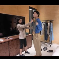 Penggemar menyorot kembali interaksi Jennie BLACKPINK dan WOODZ di belakang kamera. Tak hanya menonton konser satu sama lain, WOODZ pernah mempromosikan lagu SOLO. Jennie juga mengirimkan sejumlah produk kolaborasinya dengan Gentle Monster. Foto: Instagram