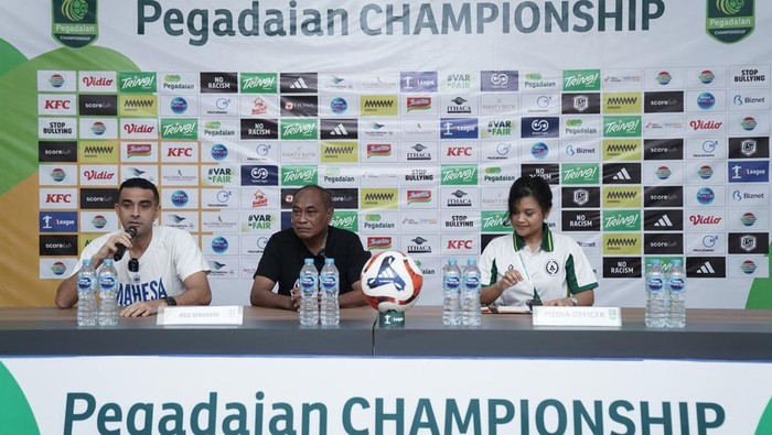 Pelatih PSIS, Kas Hartadi bersama pemainnya Otavio Dutra dalam sesi jumpa pers lawan PSS di Sleman, Sabtu (2/5/2026).