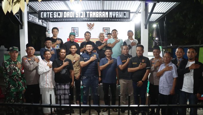 Kapolres Magetan AKBP Raden Erik Bangun Prakasa melaksanakan blusukan patroli sambang Pos Satkamling.