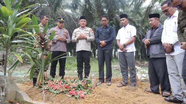 Kapolres Rohil AKBP Isa Imam Syahroni menghadiri pemakaman bocah yang diduga tewas usai diperkosa, Sabtu (2/5/2026). Kapolres Rohil AKBP Isa Imam Syahroni menghadiri pemakaman bocah yang diduga tewas usai diperkosa, Sabtu (2/5/2026).