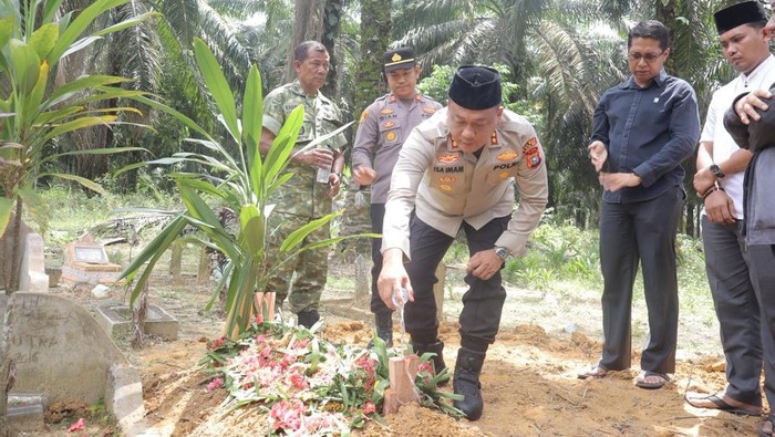 Kapolres Rohil AKBP Isa Imam Syahroni menghadiri pemakaman bocah yang diduga tewas usai diperkosa, Sabtu (2/5/2026).