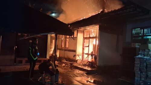 Kebakaran hebat melalap satu unit mes guru di SDN 2 Desa Tinga-Tinga, Kecamatan Gerokgak, Kabupaten Buleleng, Bali, Jumat (1/5/2026). (Foto: Polres Buleleng)