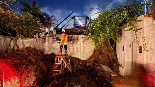 Kebakaran melanda empat bangunan vila di Jalan Pantai Nelayan, Desa Canggu, Kuta Utara, Badung, Bali, Jumat (1/5/2026). (Foto: Dok. Polres Badung)