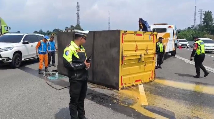 Kecelakaan lalu lintas tunggal truk pengangkut telur terjadi di ruas Tol Jagorawi Km 46+88, Bogor, Jawa Barat. (Dok istimewa).