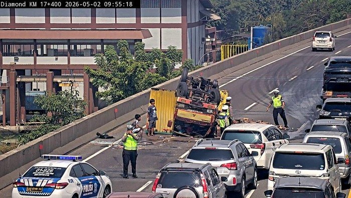 Kecelakaan tunggal dialami sebuah truk box di ruas Tol Wiyoto Wiyono Km 17+500 A tepatnya di Warakas menuju arah Ancol. (dok. TMC Polda Metro)
