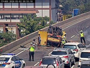 Truk Boks Kecelakaan Tunggal di Tol Wiyoto Wiyono karena Kelebihan Muatan