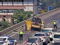 Pecah Ban karena Kelebihan Muatan, Truk Terbalik di Jalan Tol
