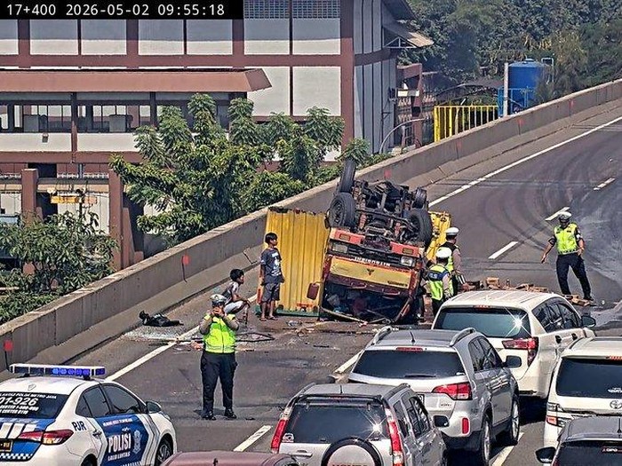 Kecelakaan tunggal dialami sebuah truk box di ruas Tol Wiyoto Wiyono Km 17+500 A tepatnya di Warakas menuju arah Ancol. (dok. TMC Polda Metro)