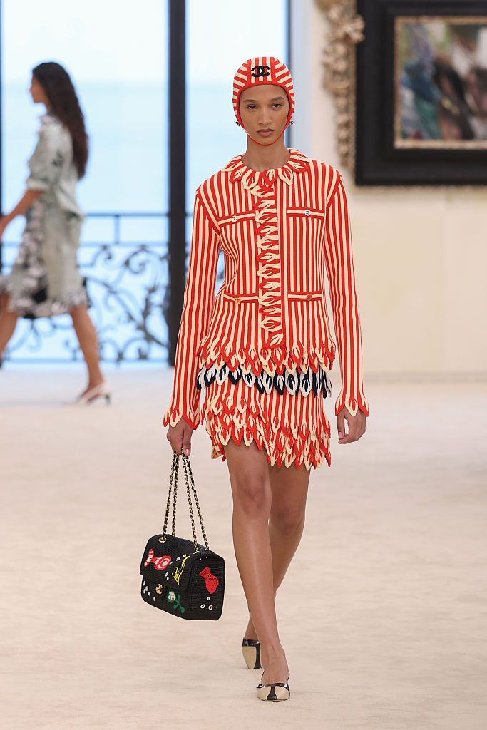 Koleksi Chanel Cruise 2026/27 BIARRITZ, FRANCE - APRIL 28: A model walks the runway during the Chanel Cruise 2026/27 on April 28, 2026 in Biarritz, France. (Photo by Aurore Marechal/Getty Images)