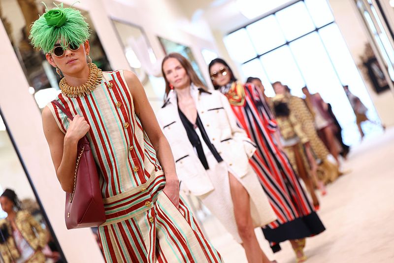Koleksi Chanel Cruise 2026/27 BIARRITZ, FRANCE - APRIL 28: Models walk the runway during the Chanel Cruise 2026/27 on April 28, 2026 in Biarritz, France. (Photo by Marc Piasecki/Getty Images)