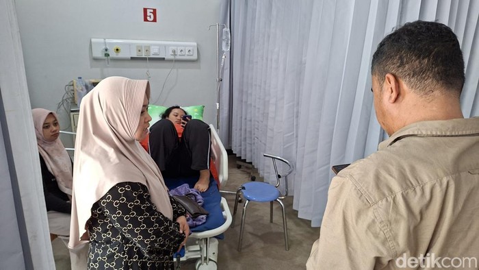 Korban Nikmatul Lisadah didampingi ibunya di RS Bhayangkara.