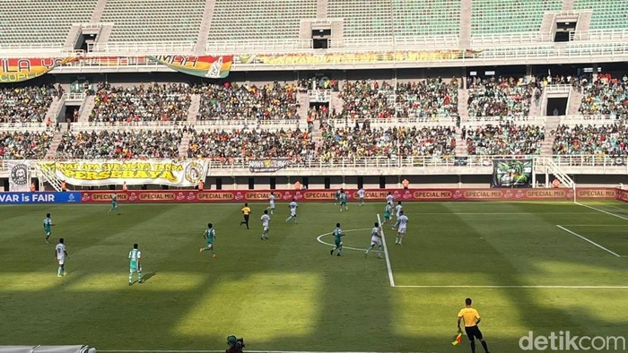 Laga Persebaya Surabaya vs PSBS Biak